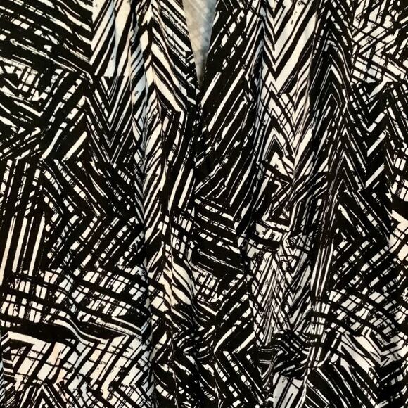 Stylish Cable & GAUGE Black White Keyhole Front Top Medium - Picture 3 of 8